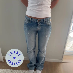 Replay jeans  - Lågmidjade replay jeans med slitningar. Storlek: W26 (S/M) midjemått: 40x2 cm innerbenlängd: 82 cm. Modellen på bilden: 170cm