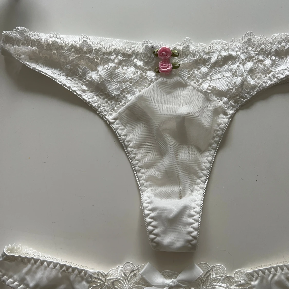 Vit spetsbikini med rosett och blommor - 2