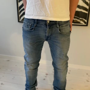 Blå Replay Anbass jeans - Säljer nu mina blå Replay Anbass👖 Storlek: 31/32, Skick: 8/10(Har en slitning emellanbenen) , Nypris: 1799kr, Mitt pris: 329kr, Skriv vid minsta fråga, Inga priser är hugget i sten, Fraktar alltid inom 48h efter köp📦
