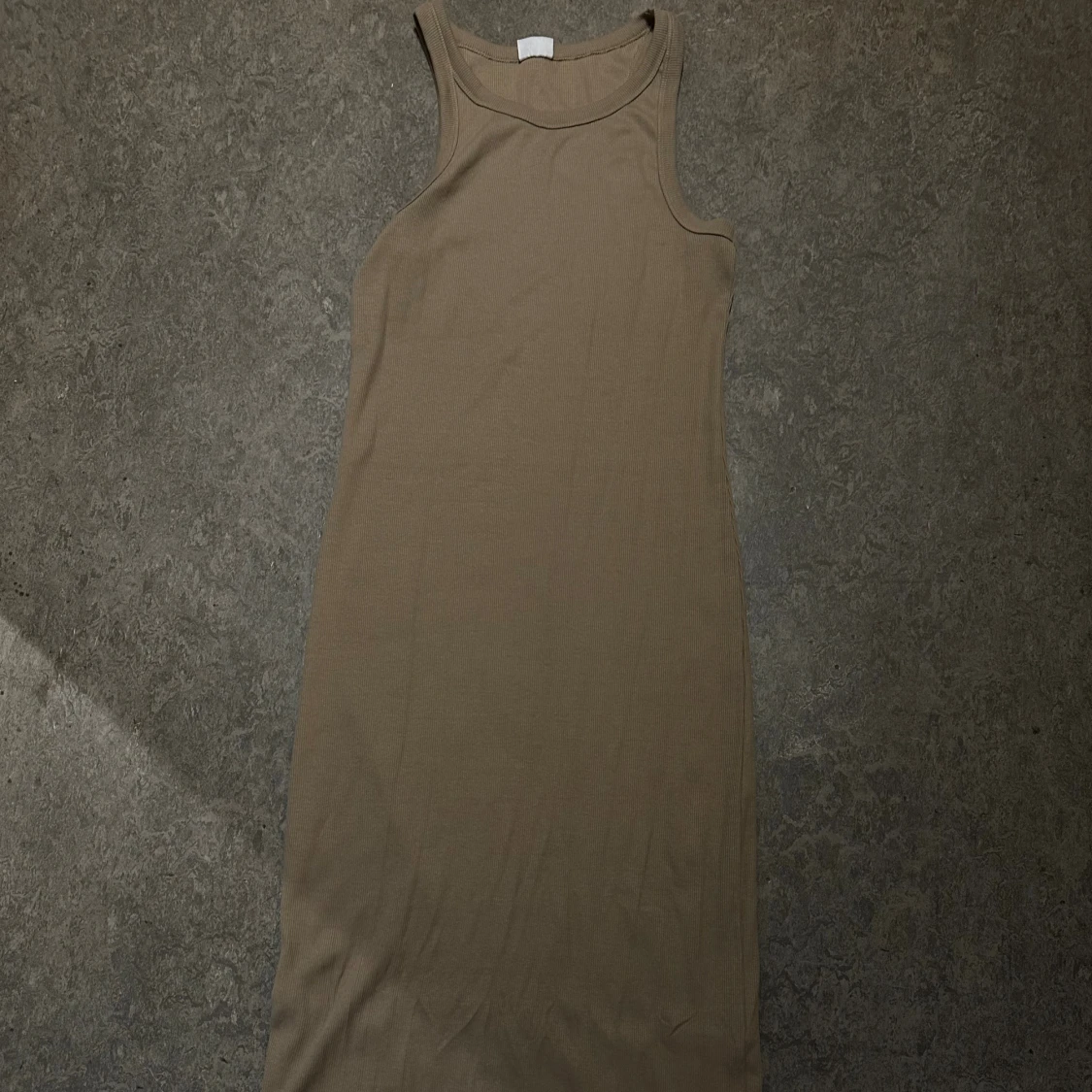 Beige ribbad klänning