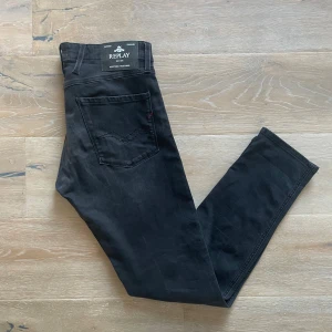 Replay anbass jeans W31 - Säljer dessa riktigt snygga replay anbass jeans! Dem är i använda fåtal gånger och är i mycket bra skick, W31 och L32 modell slim fit, hör gärna av dig vid frågor!