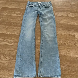 Ljusblå bootcut jeans  - Low waist bootcut jeans från Gina tricot. 