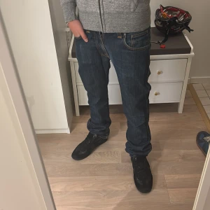 Selvege Nudie Jeans  - Skit feta Selvege jeans. Dom är lite bootcut som ni ser på bilderna. Dessa går ej att köpa längre därav pris.