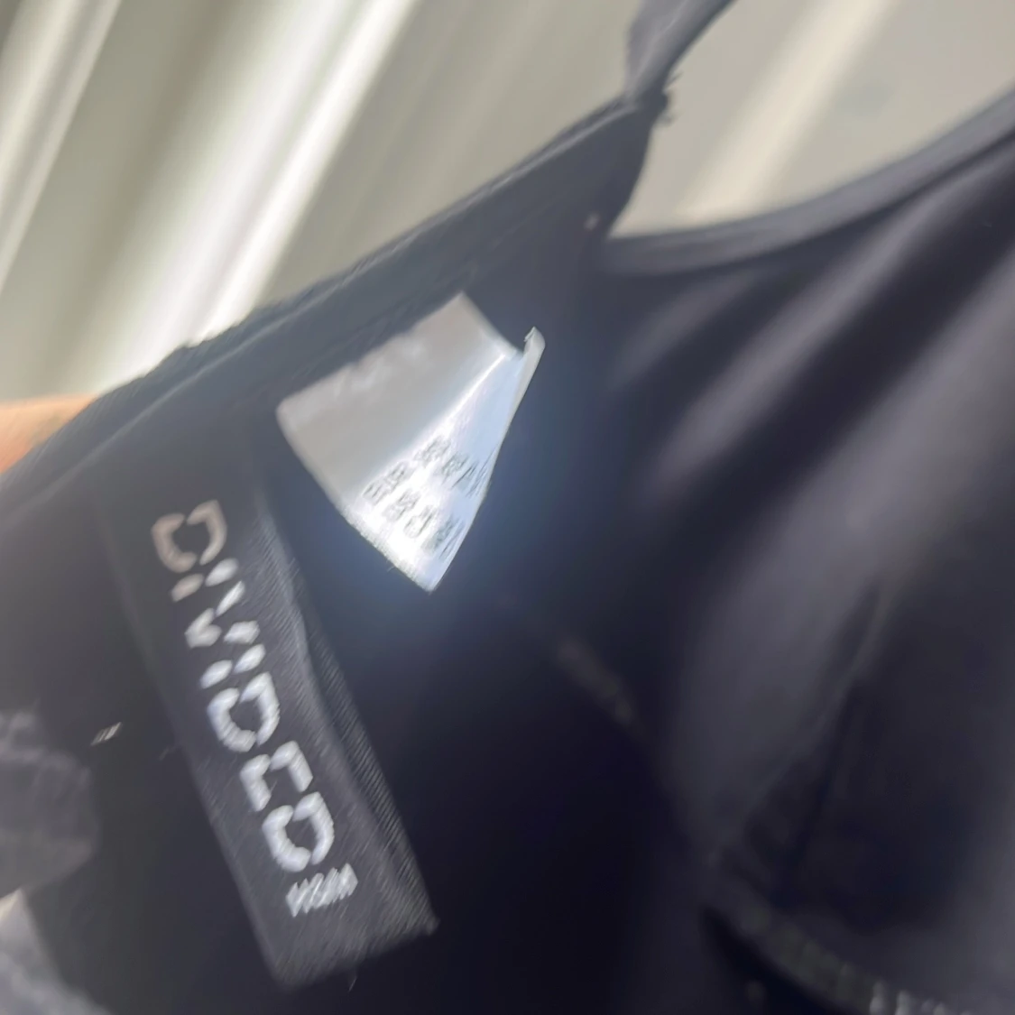 Svart linnetopp med snörning Divided - 2