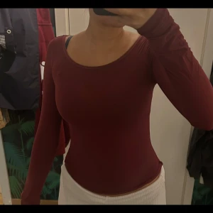 Vinröd långärmad topp från Nelly - Säljer en vinröd långärmad topp från Nelly med rund halsringning. Toppen är tight. Materialet är mjukt och stretchigt för en bekväm passform. Jätte bra skick! Storlek XXS men passar S/Xs också 
