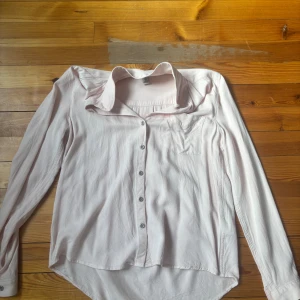 Ljusrosa skjorta från Calvin Klein Jeans - Snygg ljusrosa skjorta från Calvin Klein Jeans i klassisk modell med krage, bröstficka och knappar framtill. Skjortan är långärmad och tillverkad i mjuk bomull, perfekt för en clean och stilren look. Priset+frakt