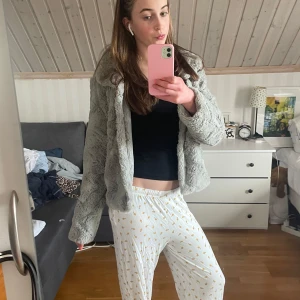 Beige teddyjacka från Vero Moda S - Supermjuk och fluffig teddyjacka från Vero Moda i beige färg. Jackan har långa ärmar och stängs med knappar framtill. Perfekt för dig som vill ha en cozy vibe under kyliga dagar.