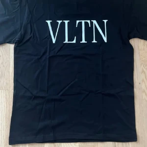 Svart VLTN t-shirt  - Tja säljer en svart VLTN T-shirt i storlek S som it är använd