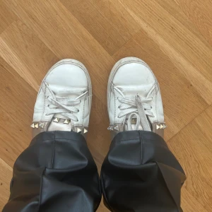 Valentino skor - Säljer Valentino skor för att dom inte kommer till användning mer. De är absolut inte det bästa skicket på dom men är fortfarande användbara. Skokartongen och påsen där skorna ligger i finns men har det hos min pappa så skriv om ni vill ha bild på det! Priset kan diskuteras🥰