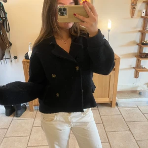 Noella kappa🍵 - Så najs kappa från noella, sitter som en s och är i bra skick, en knapp som är lite lös men går att fixa lätt men bara inte tagit tag i det!💓