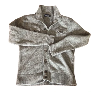 Grå cardigan - Skön cardigan nu till höst och vinter, bra skick!