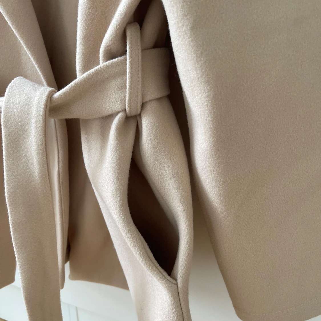 Beige kappa med bälte från Missay - 2