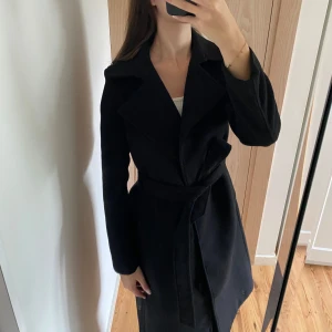 Svart kappa - Snygg svart lång kappa.