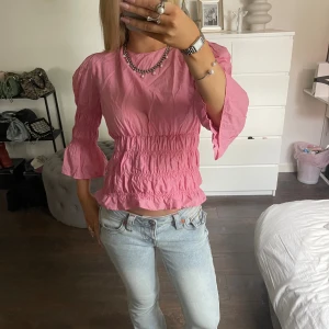 rosa blus - fin blus/topp i den perfekta rosa färgen🩷🩷🩷behöver strykas