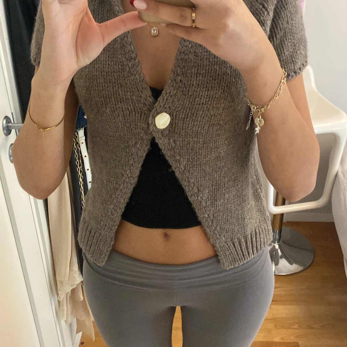 stickad kofta med krage