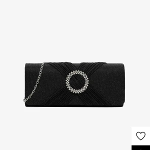 Svart glittrig kuvertväska med kedja - Snygg svart kuvertväska med glittrigt tyg, silverfärgad kedja och dekorativt pärlspänne framtill. Väskan har en stilren, avlång form och passar perfekt när du vill sticka ut lite extra. Enkel att bära både i handen eller över axeln med kedjan.