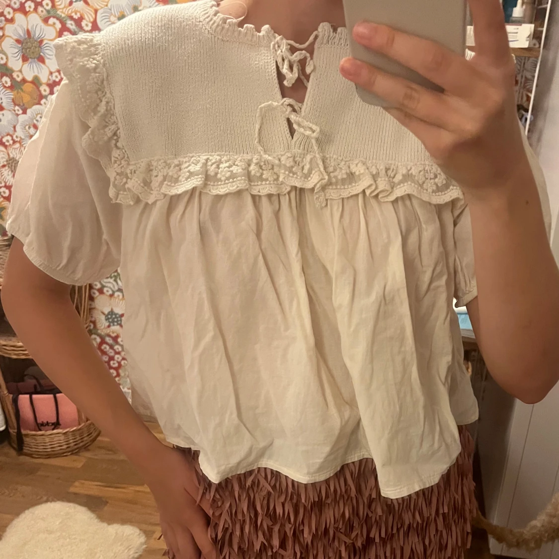 Vit romantisk blus med spets och knyt - 1