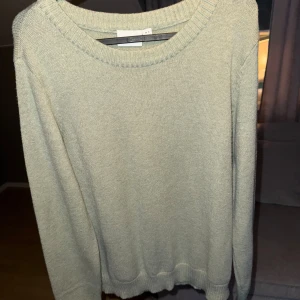 Grön stickad tröja från Vila - En supermjuk grön stickad tröja. Aldrig använd.