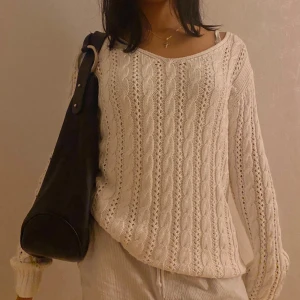 Vit stickad tröja med v-ringning - Superfin vit stickad tröja med v-ringning och lång ärm. Tröjan har ett klassiskt flätmönster och är lite loose i passformen, perfekt att slänga på sig över ett linne. Mjuk och skön, passar till allt. Storleken är M men passar mig fint som brukar ha XS/S 💗💗