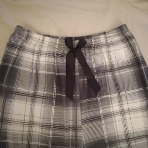 Pyjamasbyxor  - Ett par Pyjamasbyxor i ett tunt material utan fickor ( dem är endast testade men tyckte inte om materialet) 