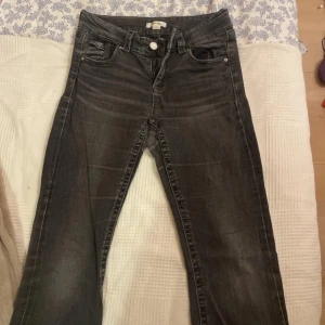 Svarta/gråa jeans från Gina Tricot - Snygga svarta/gråa jeans från Gina Tricot i storlek 170. 