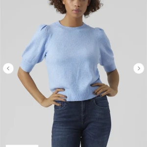 Ljusblå stickad tröja med puffärm - Superfin ljusblå stickad tröja med korta puffärmar och rund hals. Tröjan har ribbade muddar vid ärmslut och midja. Använd några fåtal gånger, men tvättad därför den är lite nopprig. Säljer då jag inte använder den längre, hör av dig om du har frågor💕