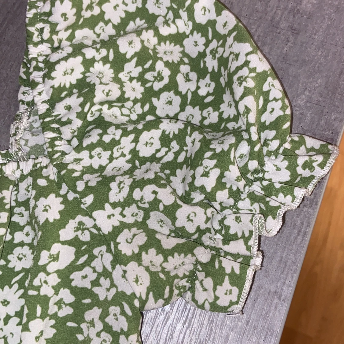 Grön blommig kortklänning med puffärm - 2