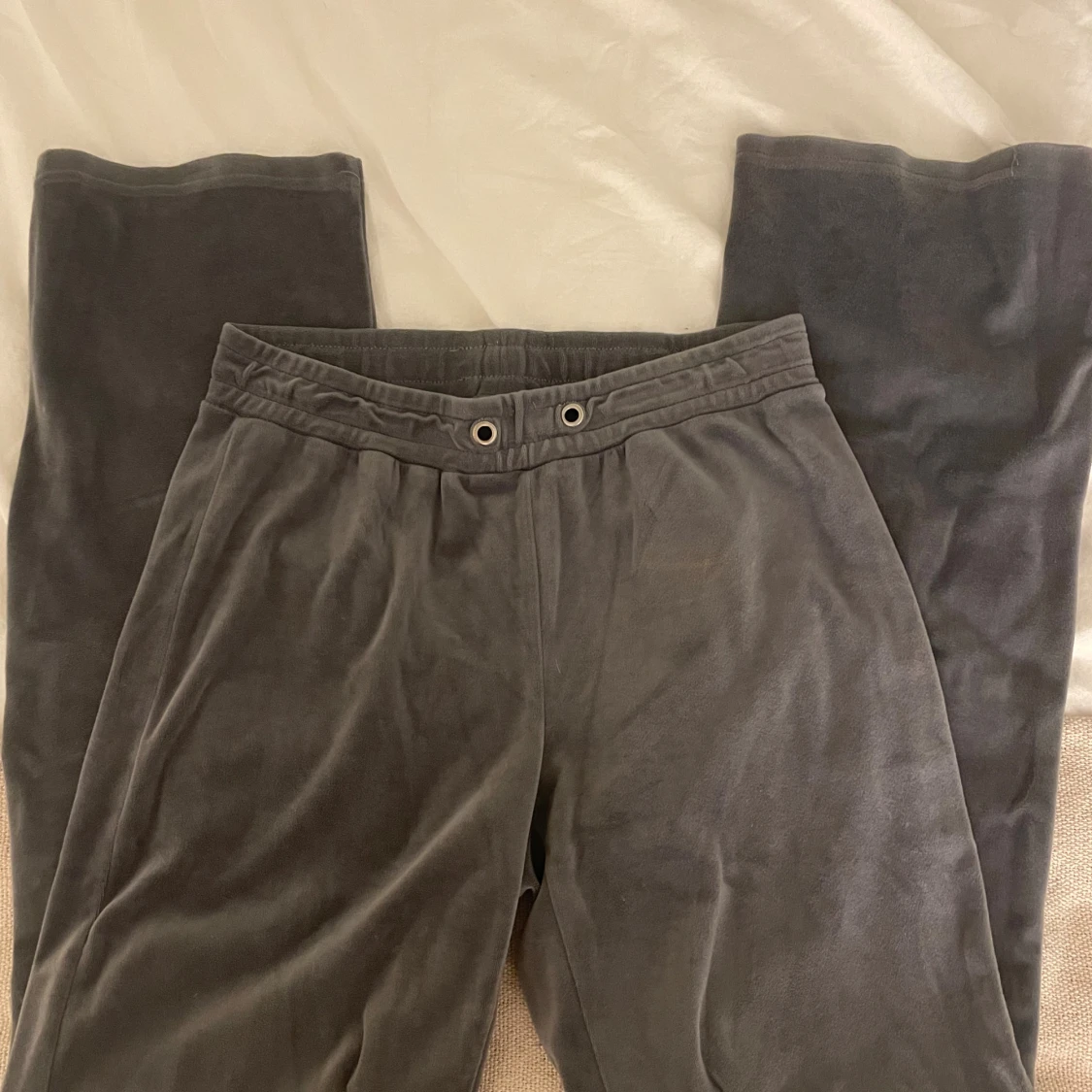 Grå mjukisbyxor från Gina Tricot - 1