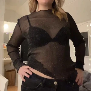 Mesh topp - Säljer denna glittriga topp, använd en gång🩷