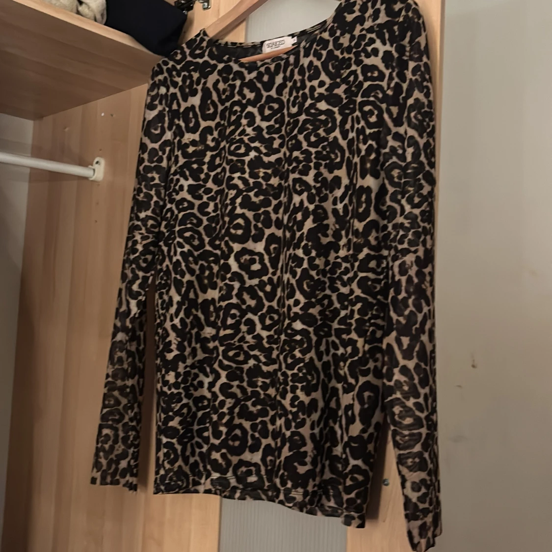 Leopardmönstrad långärmad topp