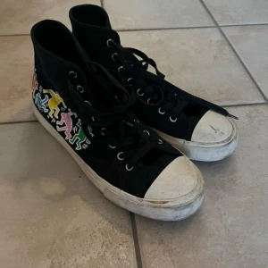 Converse HM X Keith Haring  - Converse inspirerad skor gjorde av HM x Keith Haring. Smått använda och lätta att göra fina 