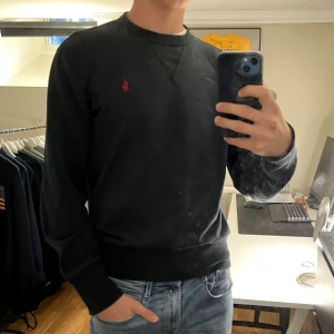 Ralph Lauren Tröja - Tja säljer en riktigt snygg och skön  Ralph lauren tröja. Tröjan är i färgen svart och är i skicket 8/10, väldigt fin men har lite täcken på användning(inga hål eller större defekter). Tröjan äd i storlek M och är perfekt nu till hösten🍁 nypris runt 2300 kr Hör av dig vid funderingar🙌