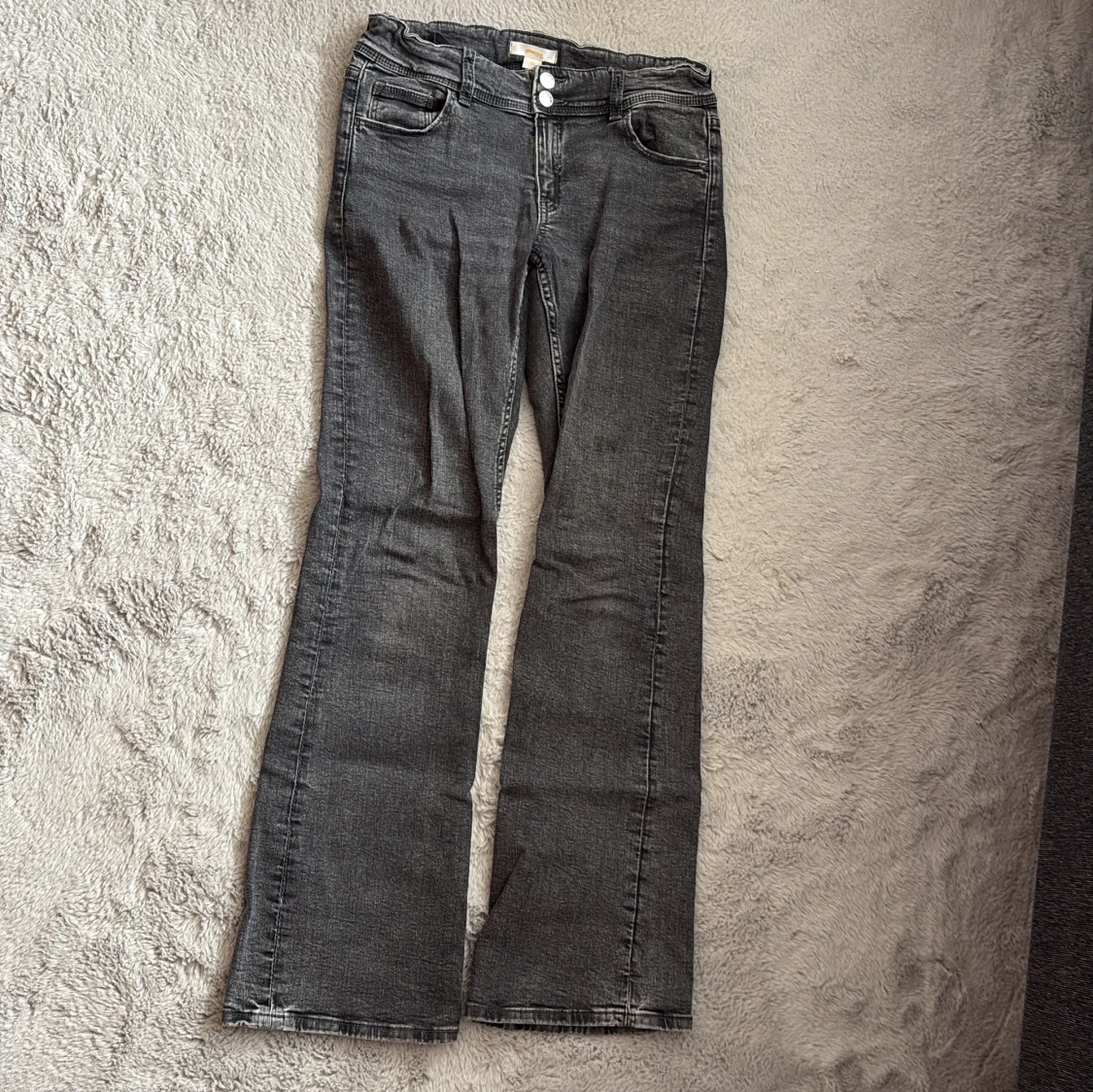 Grå bootcut jeans från Gina Tricot