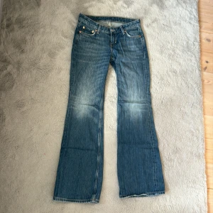 Weekday Bootcut jeans  - Ett par blåa jeans från weekday, rätt så nya och bra skick. Säljer eftersom de är för små. 