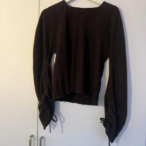 Topp med knytning - Brun topp från Gina Tricot i stl S, knytning på ärmarna