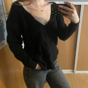 Stickad tröja  - Super fin och gullig stickad tröja, köpt secondhand men den har tyvärr inga lappar så vet inte vart den originellt är ifrån! Gissar på att den är i storlek M! 