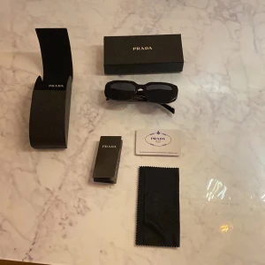 Prada solglasögon  - Som ny använd en gång