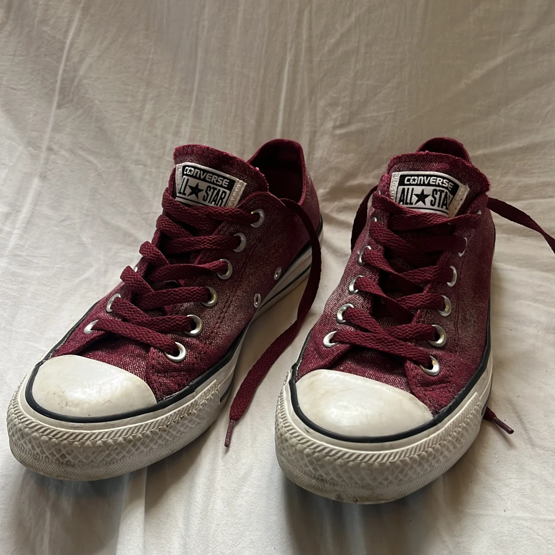 Vinröda låga converse