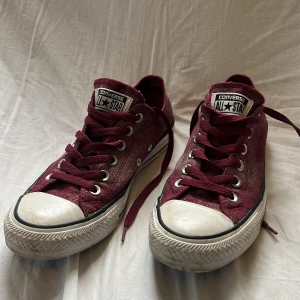 Vinröda låga converse - Vinröda och silverspräckliga låga converse. Gott skick. 