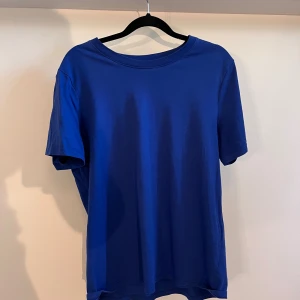 Blå t-shirt från Pieces - En basic blå t-shirt från Pieces i mjuk bomull.Den har ett väldigt litet hål på tröjan, men är endast använda en gång.