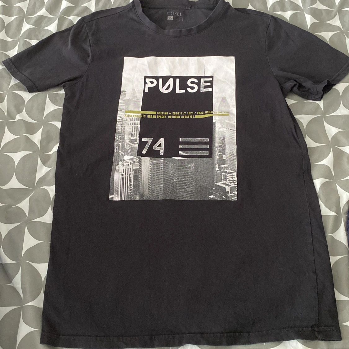 Svart t-shirt med Pulse-tryck från Etirel - 1