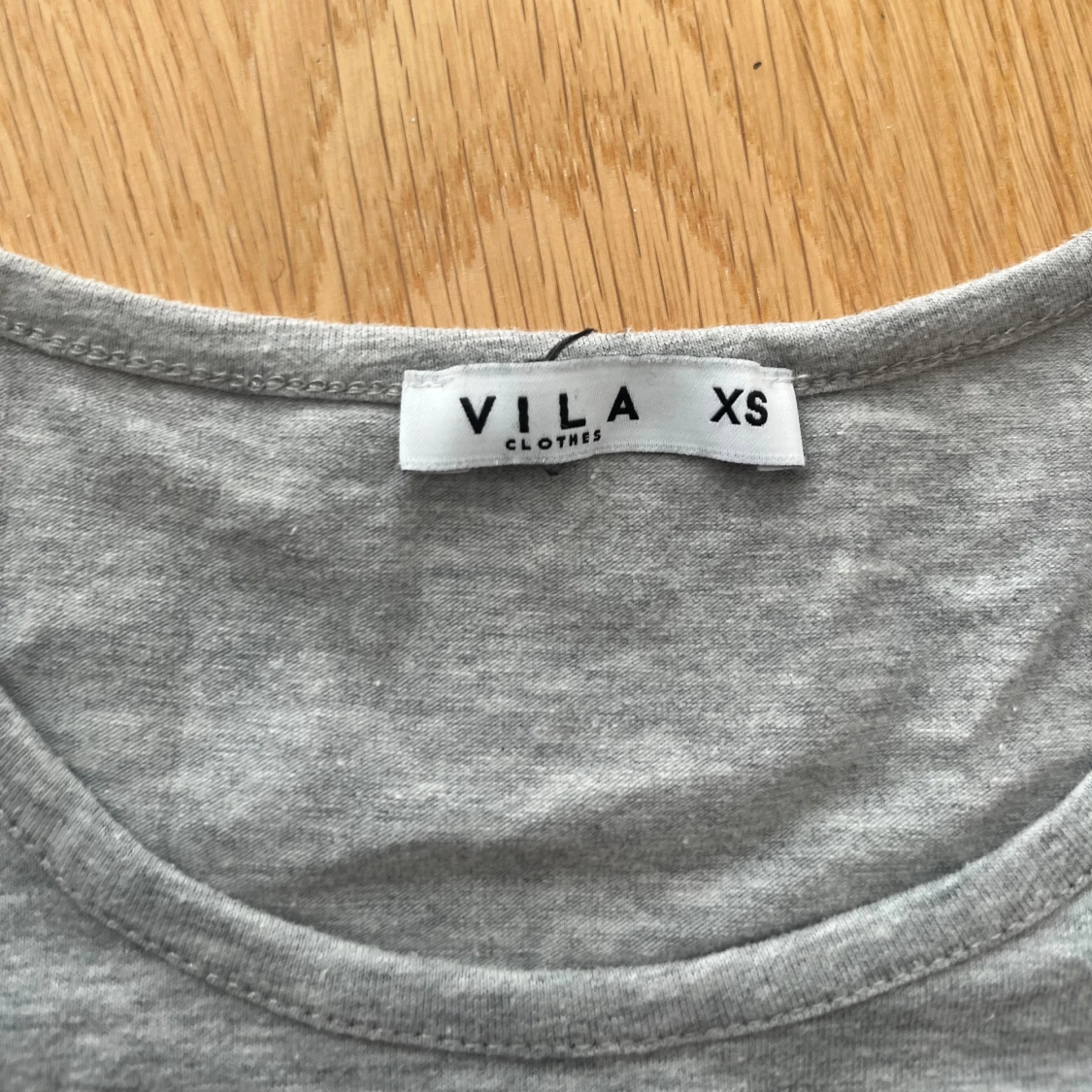 Ljusgrå t-shirt från Vila XS - 2