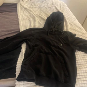 Svart Hov1 hoodie med tourtryck - Jag säljer min svarta hov1 från 2023 i storlek s. Tourtrycket är stort på ryggen. Hov1 kronan är liten och står på framsidan. 