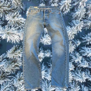 Levi's 501 jeans W30 L32 - Klassiska Levi's 501 jeans, raka ben. Innersömm ben: 75cm✅ midjebredd: 38,5cm✅ skick 9/10 perfekta för hösten🍁