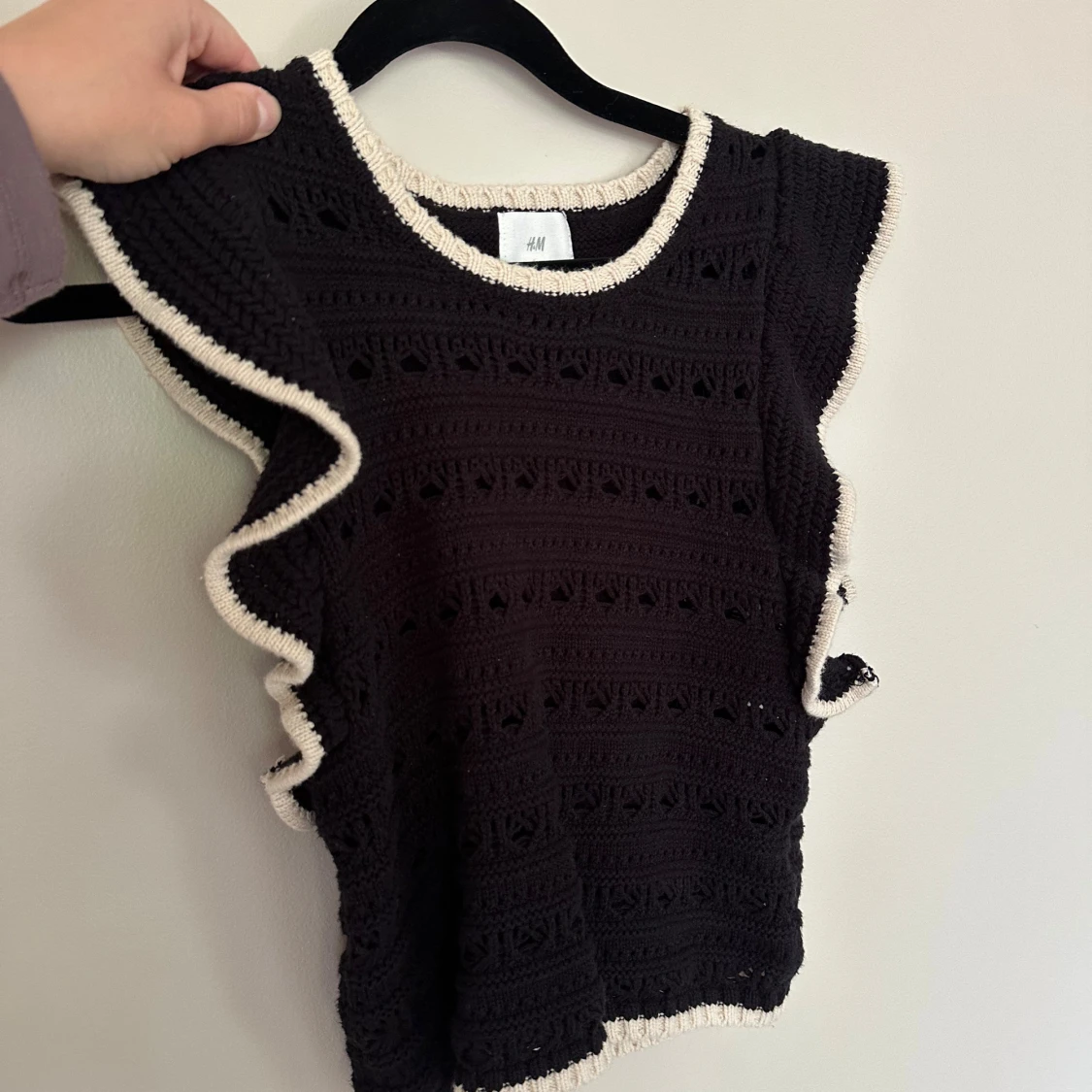 Svart virkad topp med volang från H&M