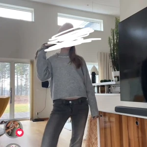 Stickad tröja med glitter detaljer  - Jätte snygg stickad tröja från Kappahl, storlek s och jätte bra skick❤️