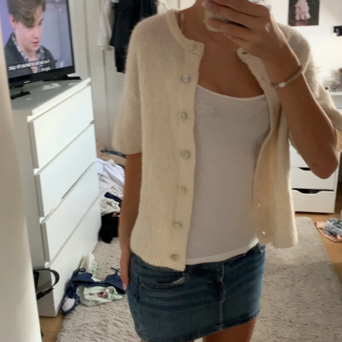 Kortärmad beige kofta med knappar - 2