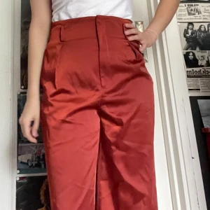 Vida byxor från H&M - Fina byxor från H&M. Jag kan mötas upp i Uddevalla centrum, annars fraktar jag gärna. Köparen står för frakten. (Står ej för postens slarv) katt finns i hemmet. 