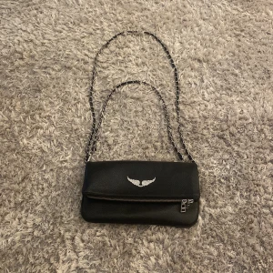 Zadig väska - Fin Zadig väska tror ej den är riktigt köpt på en marknad i Spanien för 450 kr. Kan få ner i pris vid snabb affär💗💗🫶🏻