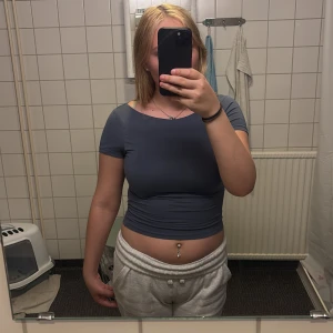 Blå croppad topp från Gina Tricot - Säljer en enkel och stilren blå croppad topp från Gina Tricot. Toppen har korta ärmar, rund halsringning och sitter tight mot kroppen. Perfekt att matcha med höga jeans eller kjol. Materialet är mjukt och stretchigt, vilket gör den superbekväm. Priset går alltid att diskutera!